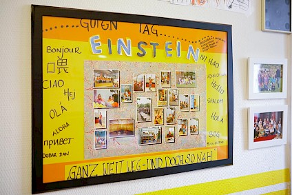 Collage der Einstein-Gruppe in verschiedenen Sprachen