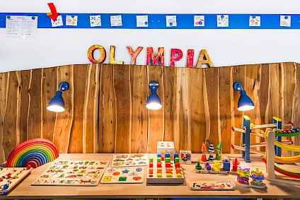 Eine Spielecke im Raum der Olympia-Gruppe mit zahlreichen Denk- und Geschicklichkeitsspielen aus Holz