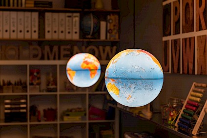 Two globe shaped lamps explain the world to the children and immerse the Einstein room in wonderfully dimmed light
