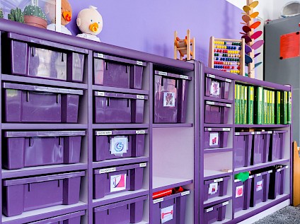 Violet toy boxes in the Beethoven room labled in German and English