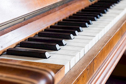 Nahaufnahme der viel beanspruchten Klaviertasten im Beethoven-Raum