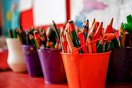 Jede menge Buntstifte in bunten Bechern für die kreativen Ideen der Kinder